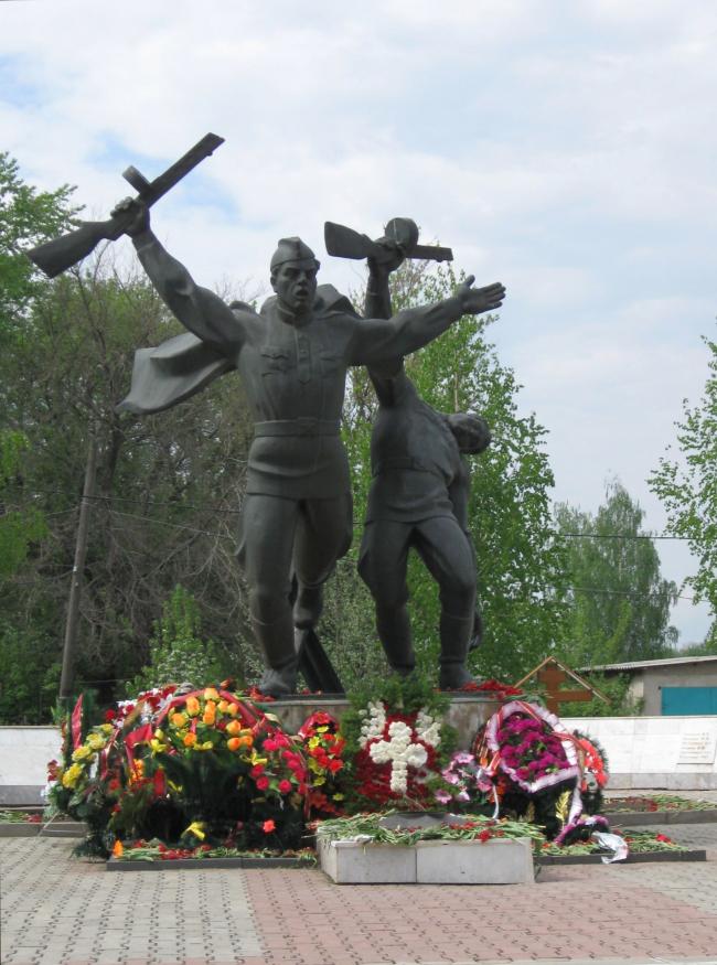 Вечный огонь и памятник погибшим во время ВОВ