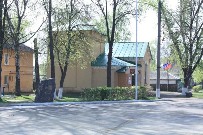 Памятник первооткрывателям КМА на фоне Шигровского краеведчесского музея